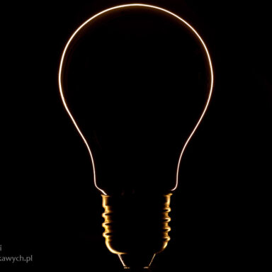 Żarówka na czarnym tle