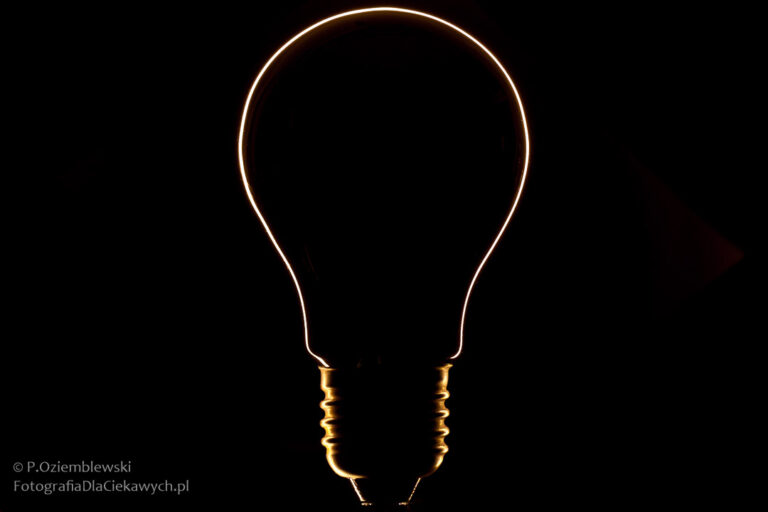 Żarówka na czarnym tle